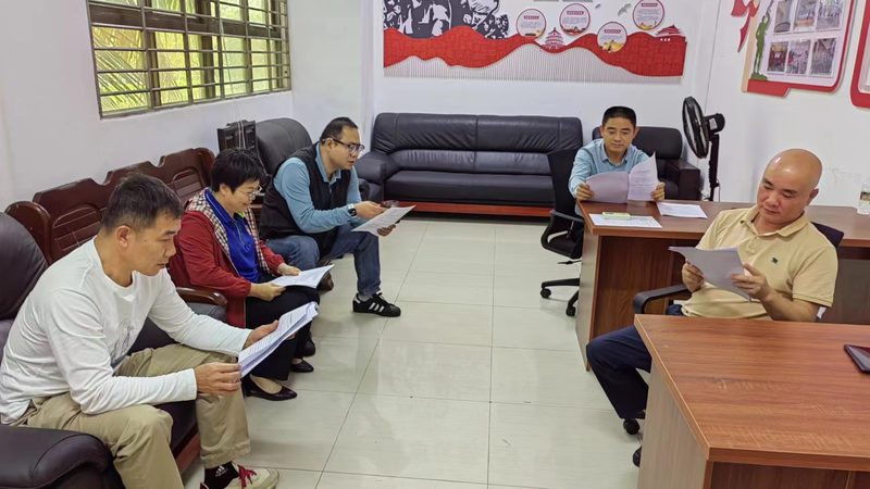 在寻找会计培训老师时，首先要关注其资质认证。会计培训老师通常需要具备以下资质：