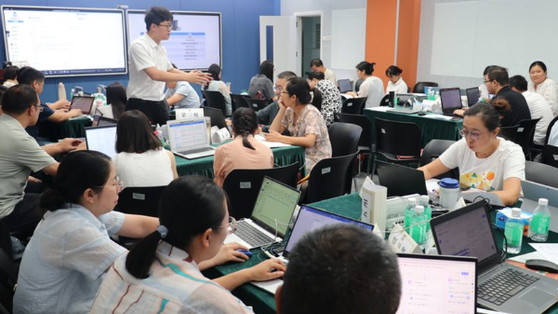 选择适合女孩的少儿编程课程时，家长应关注以下几个方面：